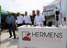 Hermens Fruitsystems had bezoek van Aad Wisse van Awika Advies. Ernest Hermens, Jack Hermens, Stijn Kavelaars van Fruitteeltbedrijf Kavelaars en Pieter Aalbers